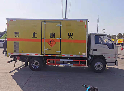 长征镇爆破器材运输车